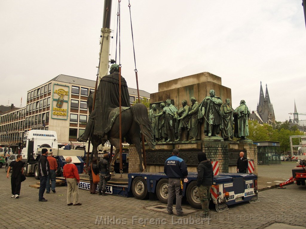 Reiterdenkmal kehrt zurueck auf dem Heumarkt P17.JPG